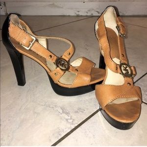 Michael Kors size 9 platform sandals with emblem